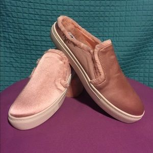 Size 9.5 pink dirty laundry Slip on’s